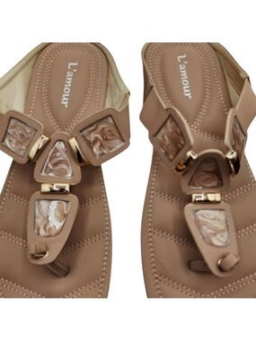 EU 40 L’Amour Neutral Tan Soft Power Sandals Gold Accent Low Wedge
